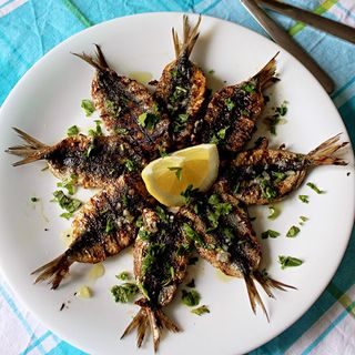 Пържена пъстърва със салата от зеле и моркови