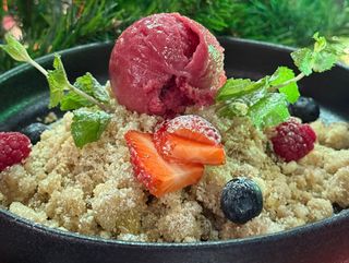 Халва по гръцки с кедрови ядки и сняг от круша