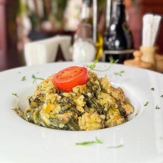 Спанак с ориз с поширано яйце