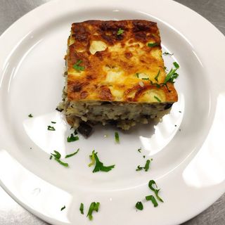 Агнешка дроб сърма със зелена салата и кисело мляко