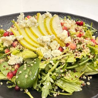 Микс зелени салатки с праскови,синьо сирене и нар