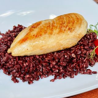 Пуешко филе с черен императорски ориз