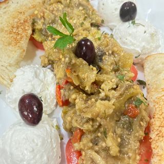 Кълцан патладжан с домашен катък,домат и маслини