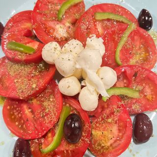 Салата Домати с моцарела и песто