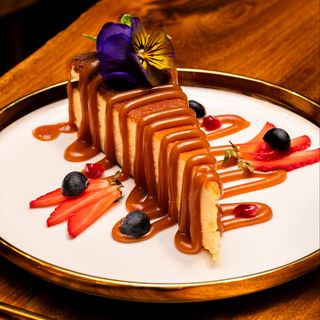 Чийзкейк "Сан Себастиан" със сос солен карамел (120г)