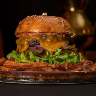 Класически телешки бургер с домашни пържени картофи (450г)