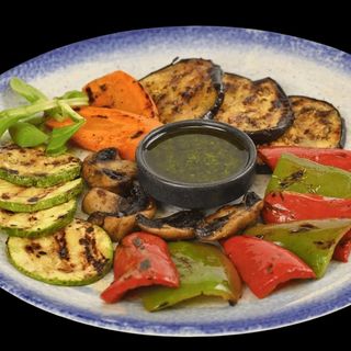 Гриловани зеленчуци с домашно босилково песто (300г)