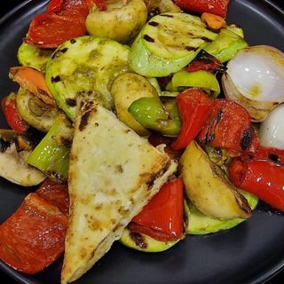 Зеленчуци на скара със запечено сирене (400г)