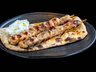 ПИЛЕШКО СУВЛАКИ ОТ БУТ върху домашно хлебче и дзадзики