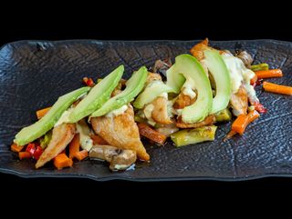 ПИЛЕ със зеленчуци и авокадо