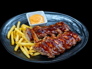 ГЛАЗИРАНИ СВИНСКИ РЕБРА с пържени картофки и френч сос