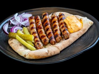 НАДЕНИЧКА на скара върху домашно хлебче с копанисти и кисела краставичка