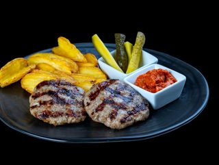 ТРАДИЦИОННИ КЮФТЕТА на скара с пържени картофи по селски,  лютеница и кисела краставичка