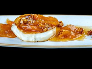 ЗАПЕЧЕНО КОЗЕ СИРЕНЕ с домашно сладко от круши и карамелизиран орех