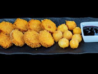 СЕТ ТОПЕНО СИРЕНЕ И КАШКАВАЛЕНИ КРОКЕТИ  със сладко от боровинки