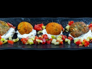 ЗЕЛЕНЧУКОВИ КЮФТЕНЦА върху канапе от КРЕМ РИКОТА