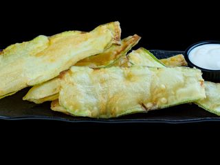 ХРУПКАВИ ТИКВИЧКИ с млечно-чеснов сос