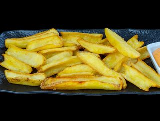 КАРТОФКИ ДИЙПЪРС със млечно-чеснов сос