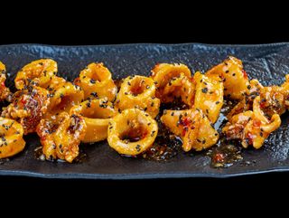 БЕЙБИ КАЛМАРИ в сладък чили сос и черен сусам