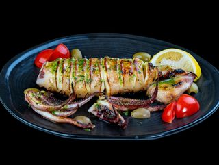 КАЛМАР НА ПЛОЧА с магданозено песто