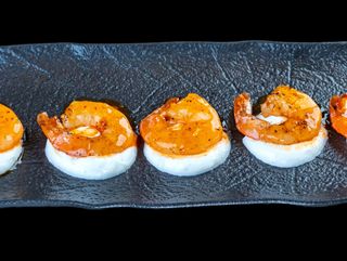 ПИКАНТНИ СКАРИДИ върху КРЕМ РИКОТА