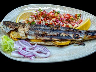 ПЪСТЪРВА с лимонова салата