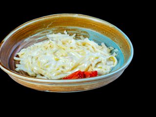 ТАЛИАТЕЛИ СЪС СМЕТАНА И СИРЕНА