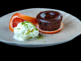 ШОКОЛАДОВО СУФЛЕ поднесено със сладолед