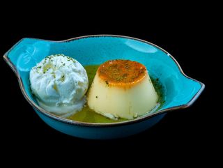 КРЕМ КАРАМЕЛ поднесен със сладолед