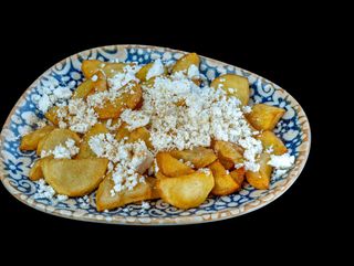 ПРЕСНИ ПЪРЖЕНИ КАРТОФИ със сирене и шарена