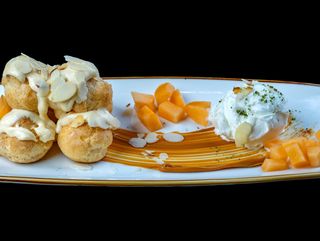 ПРОФИТЕРОЛИ с маскарпоне, сладолед и сезонни плодове