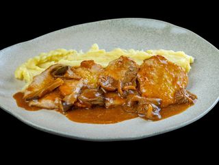 СВИНСКИ СКАЛОПИНИ със сос от горски гъби  върху картофено пюре