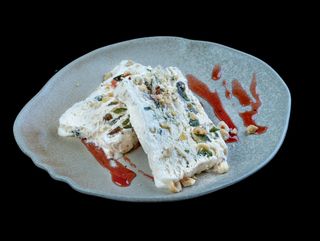 СЛАДОЛЕДЕНА НУГА със ЗЕЛЕНИ СМОКИНИ И ЛЕШНИК