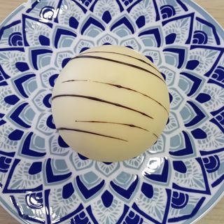 Полу сфера от бял шоколад, пълнена с шоколадов мус (120г)