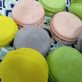 Френски макарон с ягода (15г)