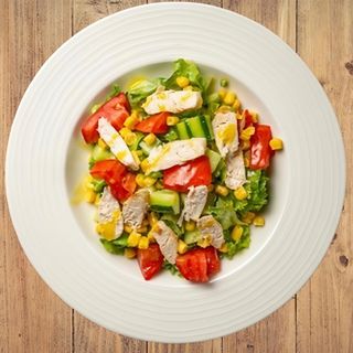 Зелена салата с гриловано пиле и царевица (450г)