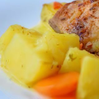 Пилешки късчета от филе с картофи (350г)