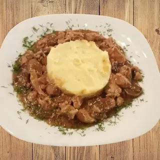 Пилешки късчета със сос от горски гъбки и картофено пюре (400г)