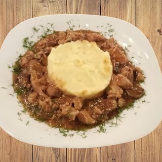 Пилешки късчета със сос от горски гъбки и картофено пюре (400г)