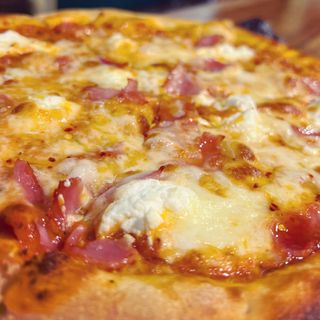 Пица с рикота, моцарела, бекон и пикантен мед (500 гр)