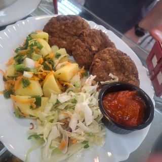 Пържени кюфтета 3бр. с гарнитура