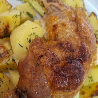 Пилешко бутче с картофи на фурна (350г)