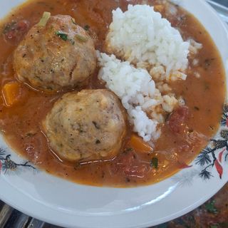 Кюфтета с доматен сос и топка ориз (350г)