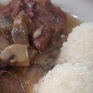 Телешко печено с гъбен сос и ориз (350г)