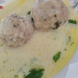 Кюфтета с бял сос (350г)