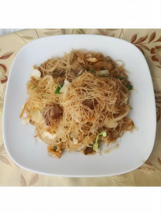 187. Пържено оризово фиде с телешко и къри и яйца (800г)