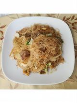 182. Пържено оризово фиде със свинско и яйца (800г)