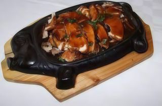 35. Свинско къкрещо върху метална плоча (600г)