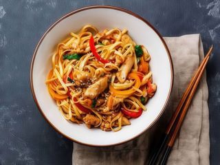 178. Пържени спагети със зеленчуци и яйца (800г)