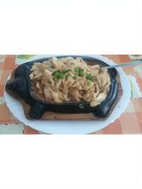 36. Бяло пилешко месо къкрещо върху метална плоча (600г)